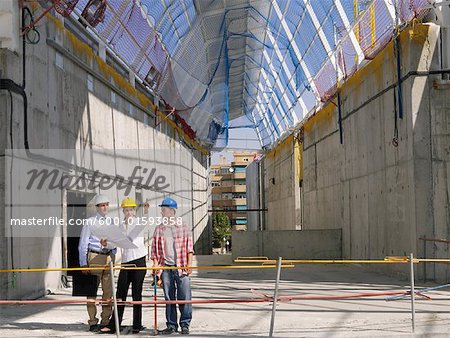 Ingénieurs et travailleur de la Construction sur le chantier de construction