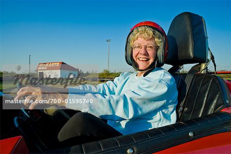 Femme au volant karting
