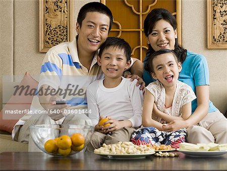 Familie auf dem Sofa vor dem Fernseher