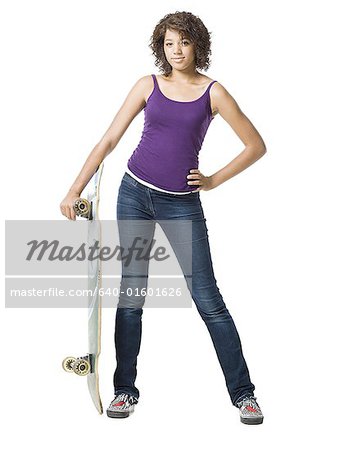 Mädchen stehen und halten skateboard