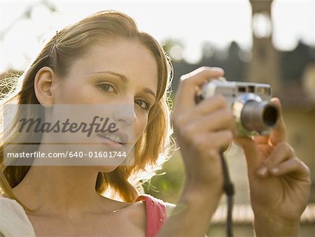 Femme prenant une photographie en plein air