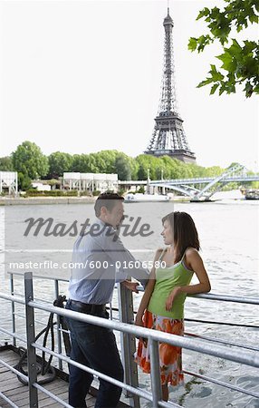 Couple sur le quai, Paris, France