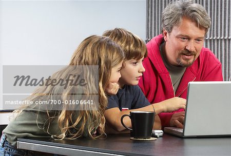 Famille à l'aide d'ordinateur portable