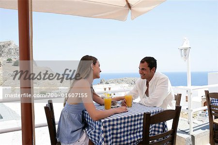 Couple sur Patio Restaurant, Dodécanèse, Grèce