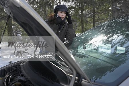 Frau mit aufgeschlüsselt Fahrzeug