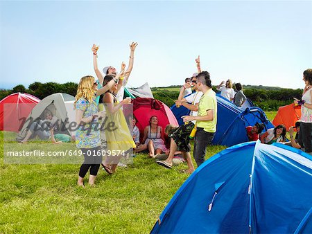 Groupe de faire la fête à l'extérieur des tentes