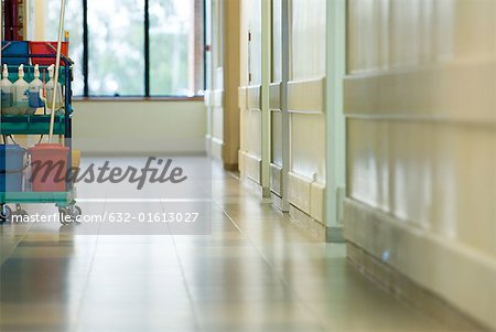 Couloir de l'hôpital vide, chariot avec le matériel de nettoyage
