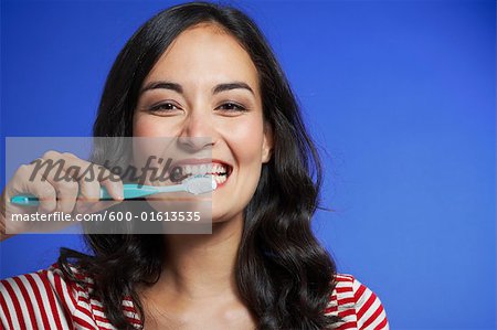 Frau putzen Zähne