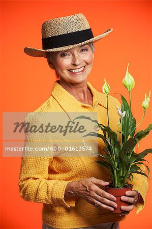 Portrait de femme tenant des plantes