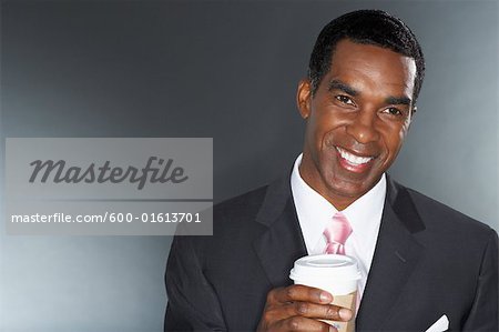 Homme tenant une tasse de café