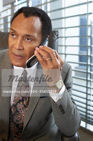 Geschäftsmann am Handy sprechen