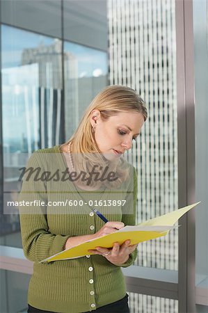 Geschäftsfrau mit Papierkram