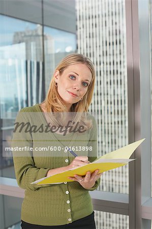 Geschäftsfrau mit Papierkram