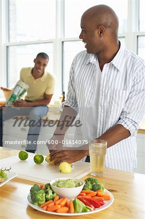 Männer, die Zubereitung von Speisen