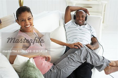 Couple de détente sur le canapé