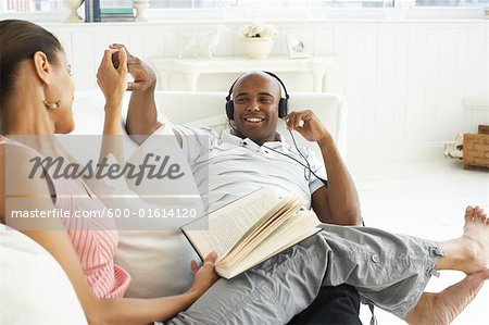 Couple de détente sur le canapé