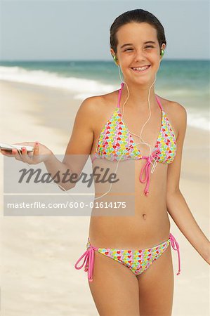Mädchen am Strand mit Mp3-Player
