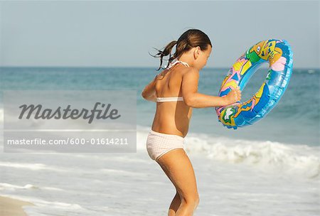 Fille sur la plage