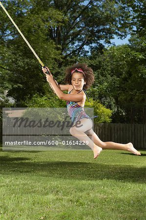 Jeune fille se balancer sur une corde