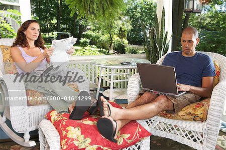 Couple de détente sur la véranda