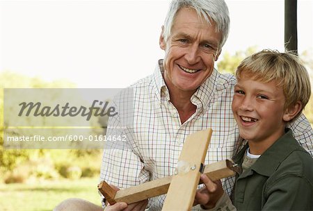Großvater und Enkel, die das Spiel mit Modellflugzeug