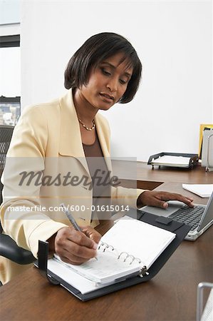 Geschäftsfrau am Schreibtisch