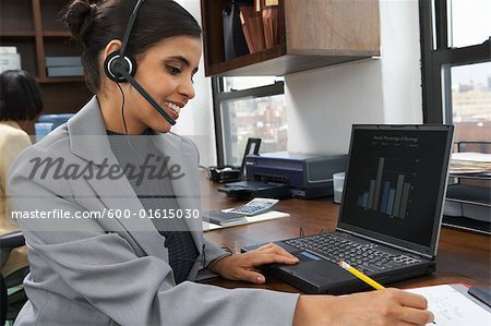 Portrait de femme au bureau