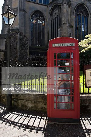 Phone Booth par l'église, Norwich, Norfolk, Angleterre