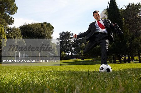 Homme d'affaires jouer au Soccer