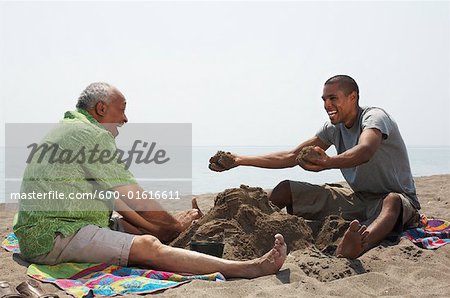 Père et fils, jouant dans le sable