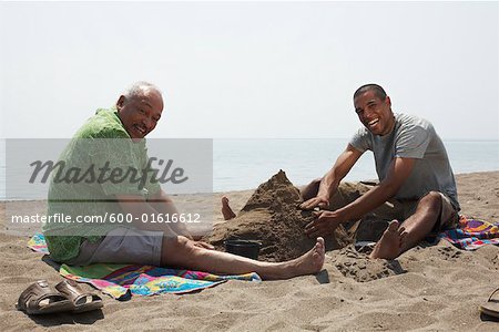 Père et fils, jouant dans le sable