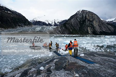 Menschen, die einsteigen Zodiak Boote im eisigen Wasser, Chile, Patagonien