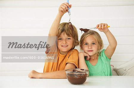 Kinder mit Schale mit Schokoladensauce