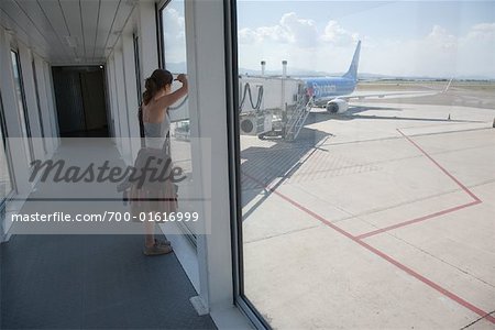 Femme regardant fenêtre Airport, Sardaigne, Italie