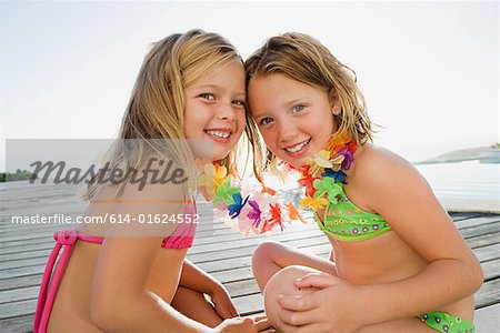 Mädchen mit Blumen-Girlande