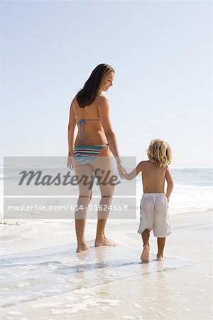 Mutter und Sohn am Meer
