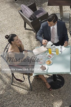 Couple d'affaires dans le café-jardin