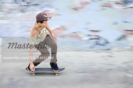 Jugendlicher Skateboarden