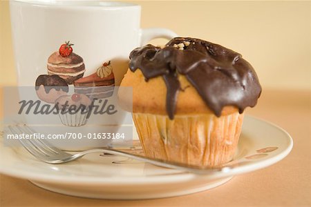 Kaffeebecher und Muffin