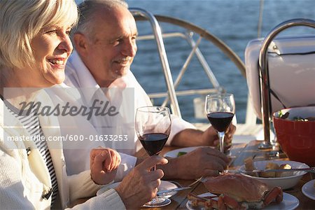Couple à manger sur le voilier