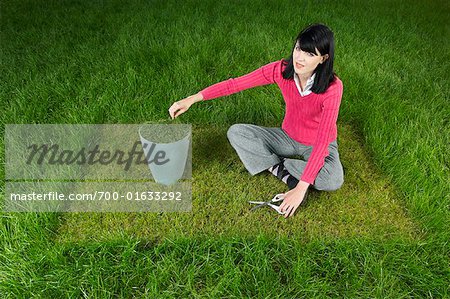 Femme coupe d'herbe avec des ciseaux