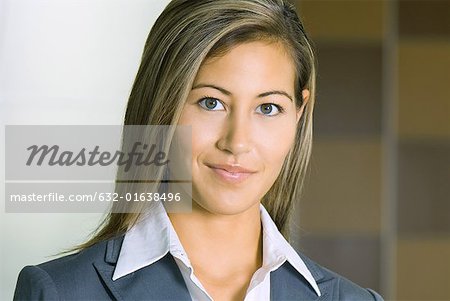 Jeune femme d'affaires souriant à la caméra, portrait