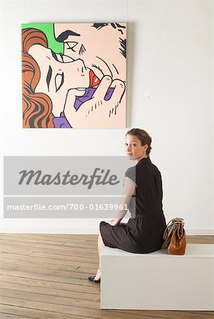 Femme en galerie d'Art