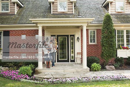 Familie auf der Veranda des Hauses