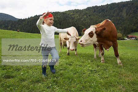 Jeune fille sur une batterie de serveurs