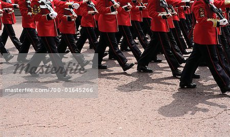 Soldats britanniques défilant