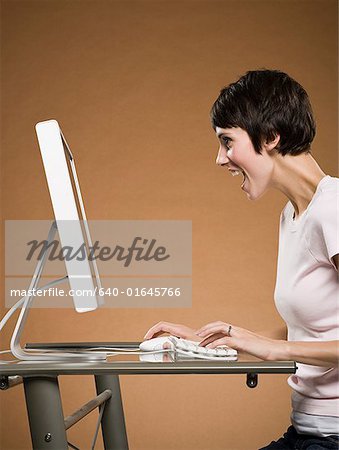 Femme assise devant un ordinateur recherche excités