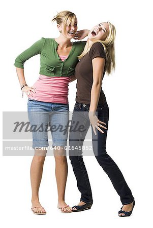 Zwei weibliche teenager posieren und lachen