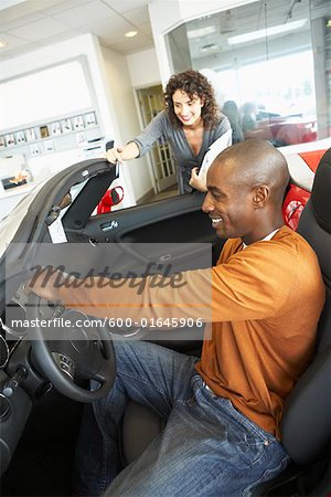 Auto-Verkäuferin und Client