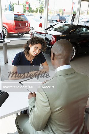 Client et le vendeur de voiture